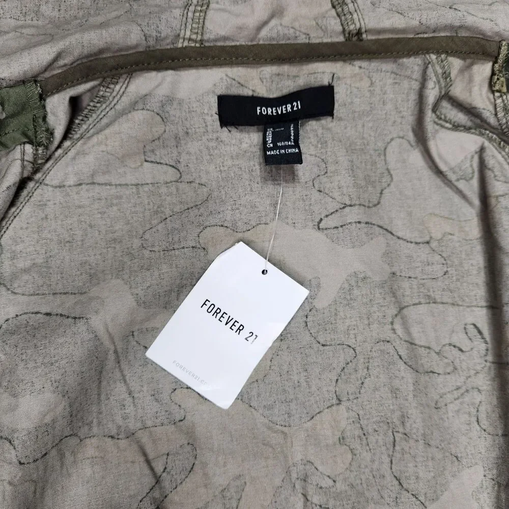Forever 21 Camo Bomber Jacket Hood Womens Small 100% Cotton Pockets Snap Closure
